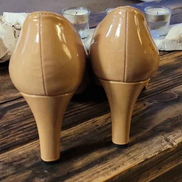 Stuart Weitzman Hummus Aniline Patent Leather Pumps Rounded Toe - Picture 8 of 15